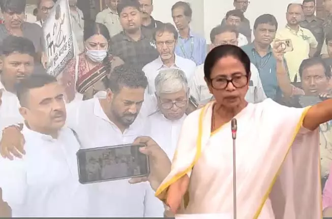 ममता ने अशांत विधानसभा में अनुशासन का पाठ पढ़ाया ममता ने अशांत विधानसभा में अनुशासन का पाठ पढ़ाया