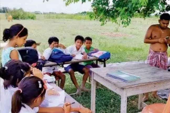 स्कूल भवन नहीं है, पढ़ाई खुले आसमान के नीचे होती है स्कूल भवन नहीं है, पढ़ाई खुले आसमान के नीचे होती है