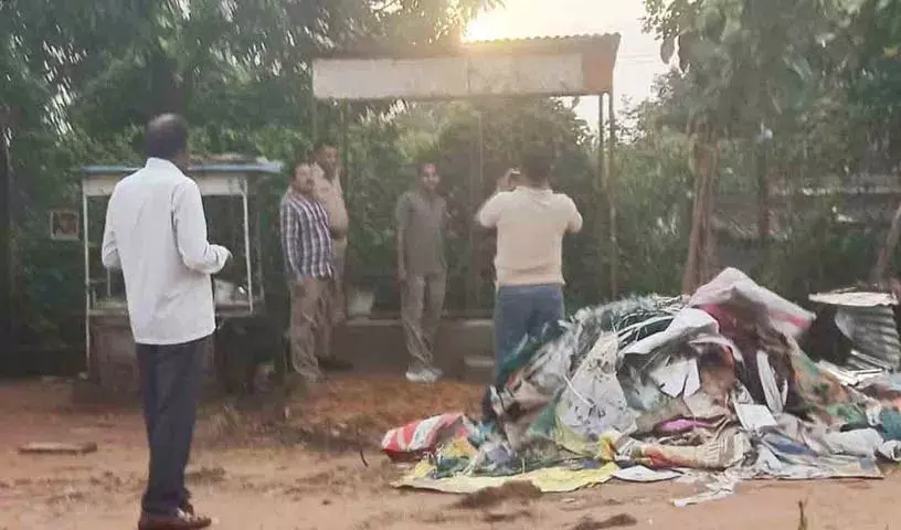 Rajakudi shed विध्वंस.. स्थानीय लोगों का सिंगरेनी अधिकारियों पर गुस्सा Rajakudi shed विध्वंस.. स्थानीय लोगों का सिंगरेनी अधिकारियों पर गुस्सा