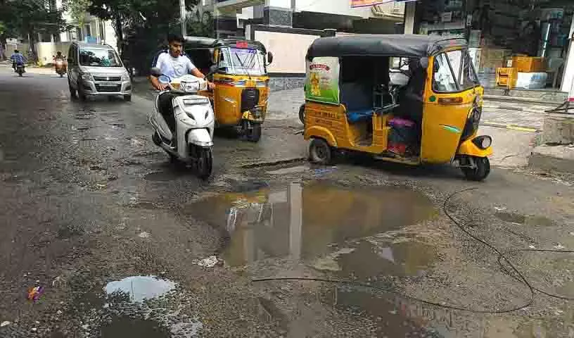 गणेश विसर्जन से पहले GHMC ने तेज की सड़क और नालियों की मरम्मत गणेश विसर्जन से पहले GHMC ने तेज की सड़क और नालियों की मरम्मत