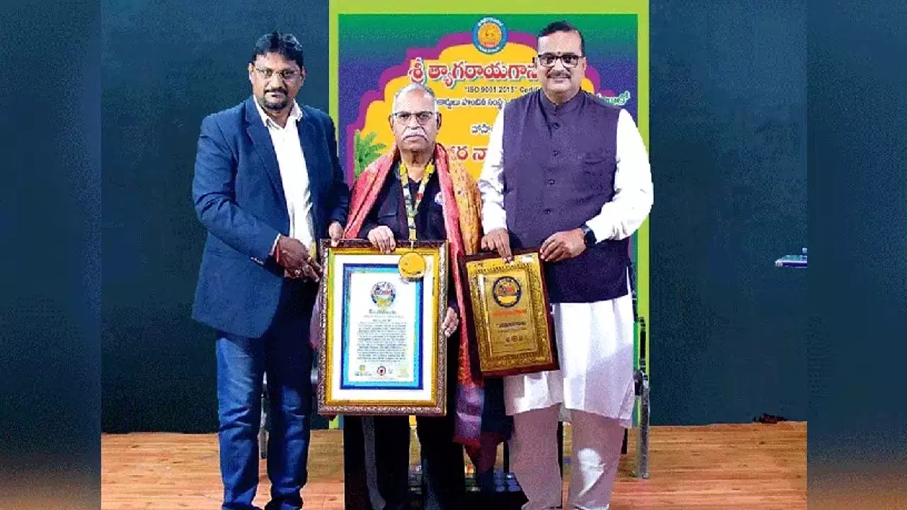 हास्य अवधानी शंकरा नारायण Wonder Book of Records में दर्ज हास्य अवधानी शंकरा नारायण Wonder Book of Records में दर्ज