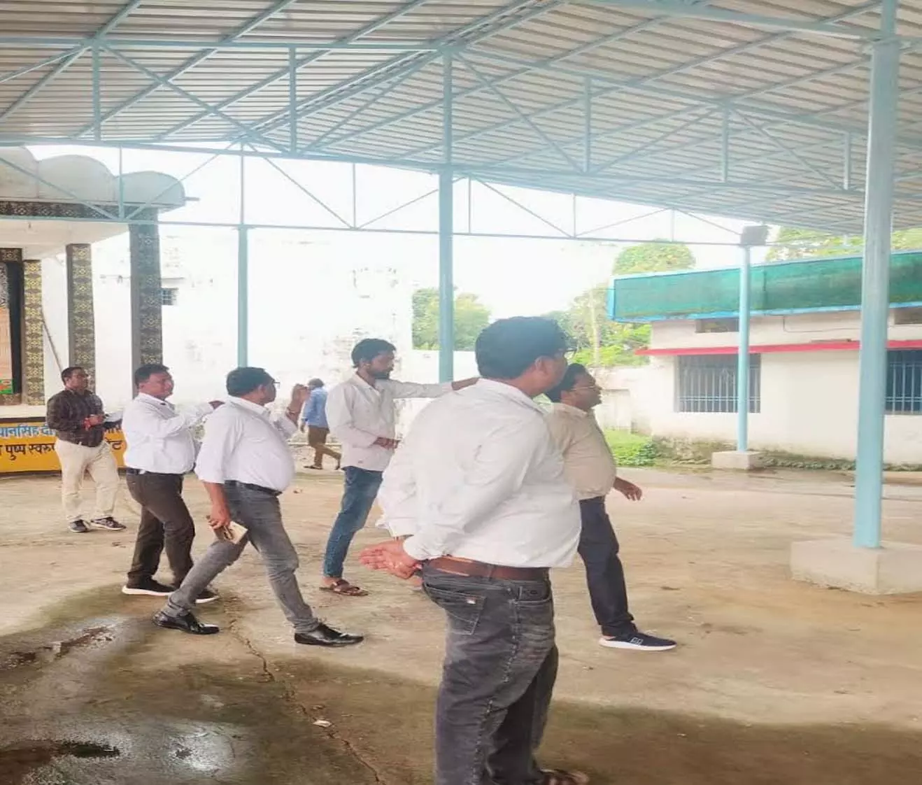 मुख्य कार्यपालन अधिकारी नंदनवार ने कमार बस्ती में चौपाल लगाकर सुनी समस्याएं मुख्य कार्यपालन अधिकारी नंदनवार ने कमार बस्ती में चौपाल लगाकर सुनी समस्याएं