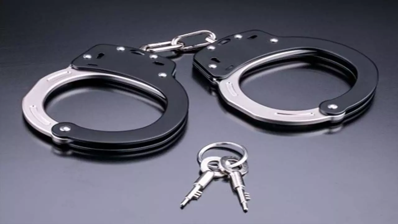 वसूली रैकेट का पर्दाफाश, महिला पुलिस अधिकारी सहित तीन गिरफ्तार वसूली रैकेट का पर्दाफाश, महिला पुलिस अधिकारी सहित तीन गिरफ्तार