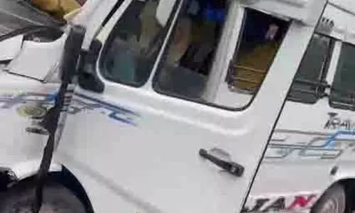 Jammu-Kashmir: भयानक हादसा, टेंपो ट्रैवलर और ट्रक की जोरदार टक्कर, सात लोग घायल Jammu-Kashmir: भयानक हादसा, टेंपो ट्रैवलर और ट्रक की जोरदार टक्कर, सात लोग घायल