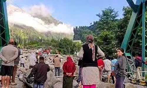 Kullu:3 ट्रक फंसे, 10 पर्यटक सुरक्षित बचाए गए