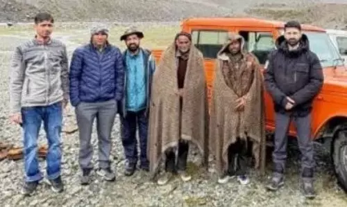 Keylong: पट्सियो-सतधारा में प्रशासन ने बाँटी राहत सामग्री Keylong: पट्सियो-सतधारा में प्रशासन ने बाँटी राहत सामग्री