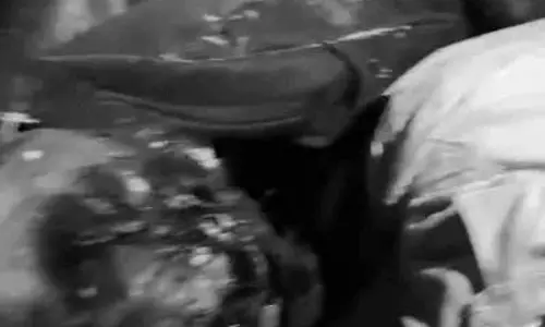 बड़ा हादसा: ट्रक से कार की टक्कर, 5 कारोबारियों की मौत बड़ा हादसा: ट्रक से कार की टक्कर, 5 कारोबारियों की मौत