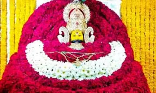 Khatu Shyam : भक्तों के लिए जरूरी खबर, खाटू श्याम जी मंदिर में बंद हुआ कांच वाला इत्र Khatu Shyam : भक्तों के लिए जरूरी खबर, खाटू श्याम जी मंदिर में बंद हुआ कांच वाला इत्र