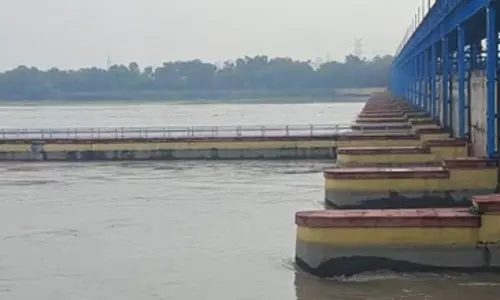 बाढ़ ने मचाई तबाही, नदी का जलस्तर 207 मीटर के पार