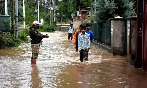 कश्मीर के बाढ़ प्रभावित इलाकों में पुलिस बचाव कार्य कर रही कश्मीर के बाढ़ प्रभावित इलाकों में पुलिस बचाव कार्य कर रही