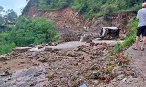 Kullu: भूस्खलन में एक व्यक्ति की मौत, तीन लोगों को बचाया गया