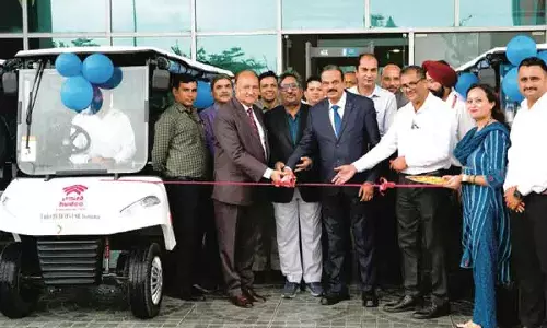 HUDCO ने एम्स जम्मू को 10 इलेक्ट्रिक गोल्फ कार्ट प्रदान किए