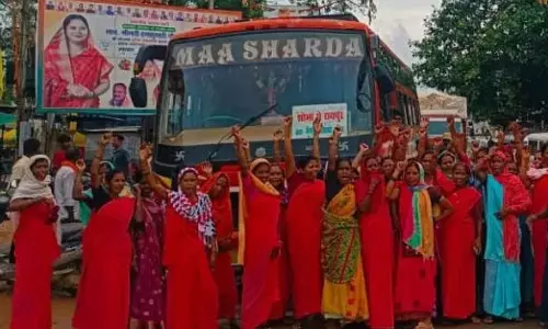 गरियाबंद में मितानिन कार्यकर्ताओं ने किया चक्काजाम, भारी फोर्स की तैनाती