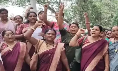महासमुंद और गरियाबंद रोड में चक्काजाम, अपनी मांगों को लेकर आंदोलनकारी मितानिनों ने रास्ता रोका महासमुंद और गरियाबंद रोड में चक्काजाम, अपनी मांगों को लेकर आंदोलनकारी मितानिनों ने रास्ता रोका