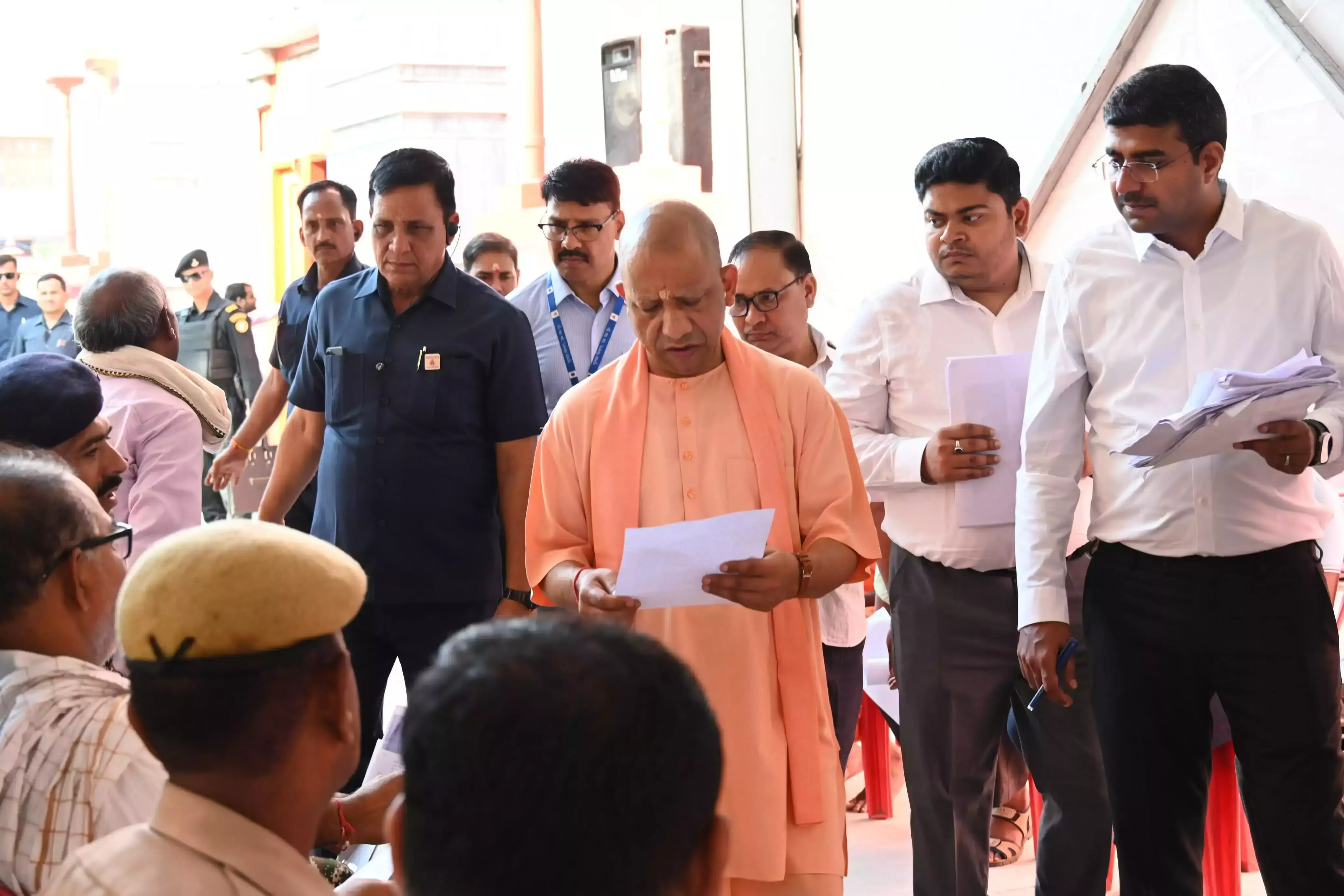 Gorakhpur: गोरखपुर में जनता दर्शन, लोगों ने बताई समस्याएं