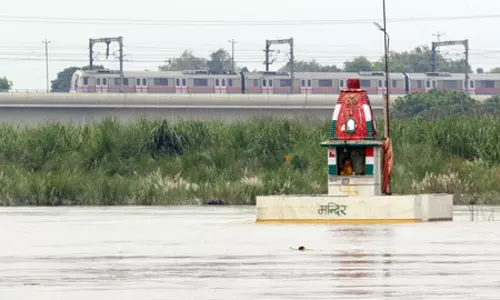 दिल्ली: यमुना बैंक मेट्रो स्टेशन के नजदीक पहुंचा बाढ़ का पानी, रास्ता बंद