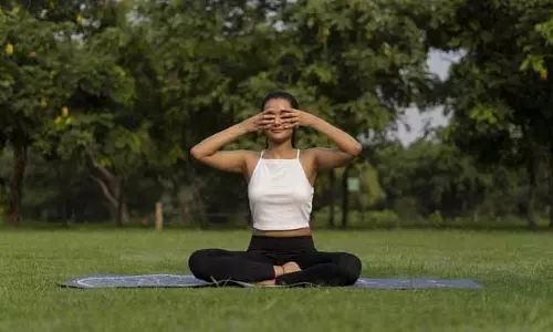 Yoga : अचानक दिखने लगे धुंधला या आंखों से आने लगता है पानी तो करें इन योगासनों का अभ्यास