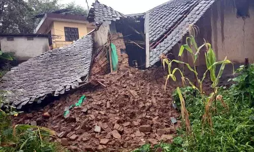 Himachal: दिहाड़ी मजदूर ने बारिश में खोया घर, जीवनयापन के लिए संघर्ष कर रहा