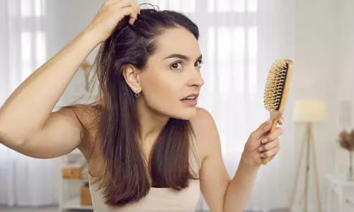 Hair Care Routine: सफेद बाल और डैंड्रफ गायब करने के अलावा हेयर फॉल भी रोकता ये हरा पत्ता Hair Care Routine: सफेद बाल और डैंड्रफ गायब करने के अलावा हेयर फॉल भी रोकता ये हरा पत्ता
