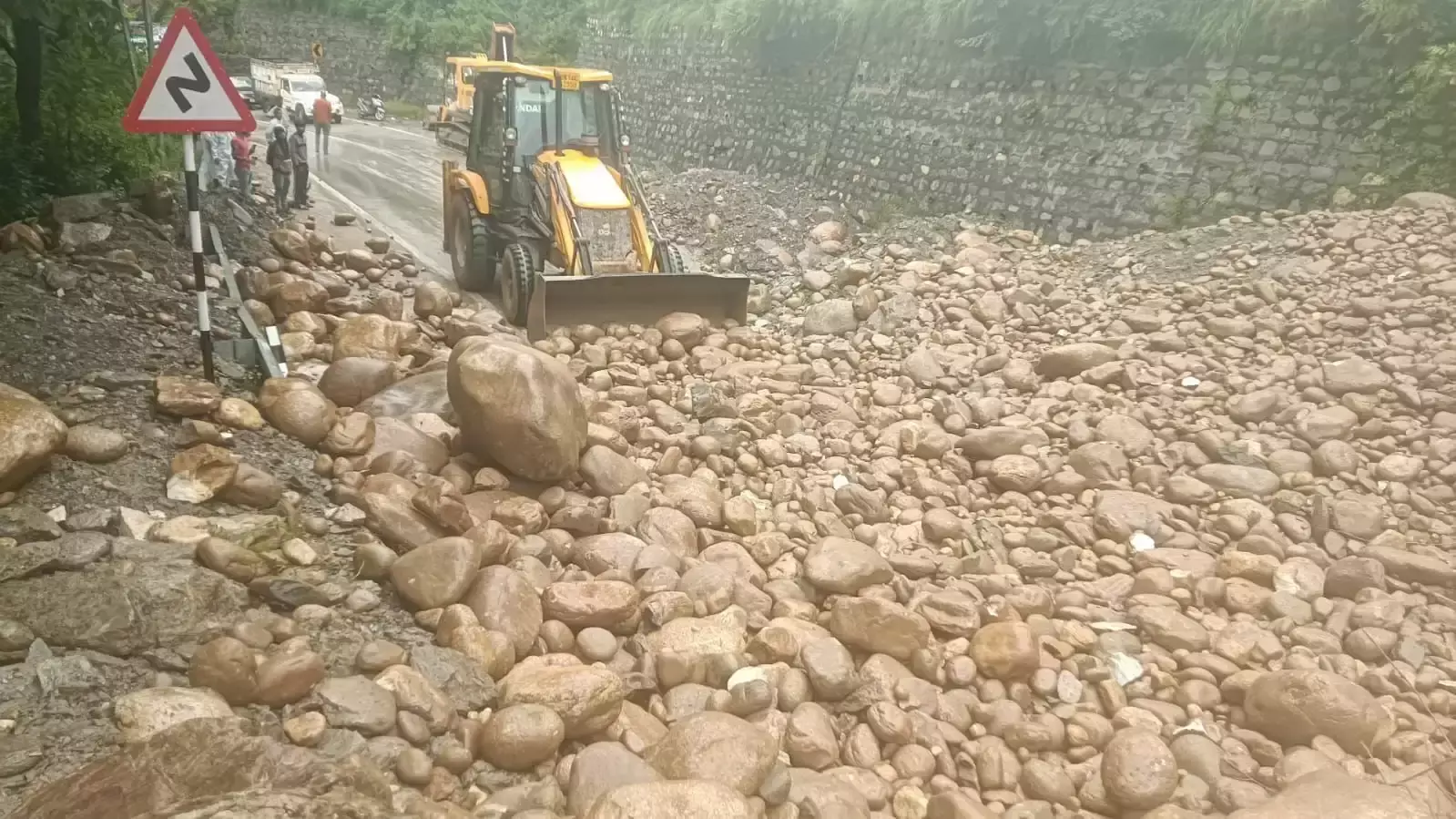 Uttarkashi: धरासू-नालूपानी हाईवे बंद, यातायात प्रभावित