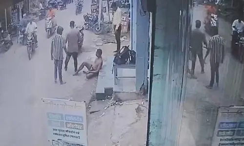 नशे के सौदागरों के बीच खूनी संघर्ष, वीडियो वायरल नशे के सौदागरों के बीच खूनी संघर्ष, वीडियो वायरल