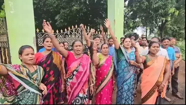सुंदरगढ़ में ग्रामीणों ने सीएम बस सेवा की मांग को लेकर दुर्लभ विरोध प्रदर्शन किया, OSRTC बस को रोका