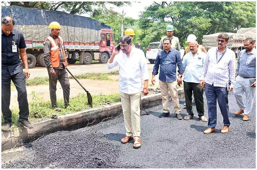Andhra: मंत्री ने पर्यवेक्षण की कमी के लिए अधिकारियों की आलोचना की Andhra: मंत्री ने पर्यवेक्षण की कमी के लिए अधिकारियों की आलोचना की