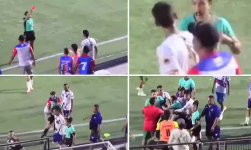 Colombia: फुटबॉल मैच के दौरान महिला रेफरी को खिलाड़ी ने मारा थप्पड़ Colombia: फुटबॉल मैच के दौरान महिला रेफरी को खिलाड़ी ने मारा थप्पड़