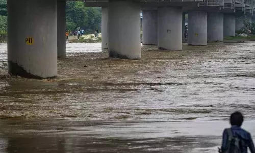 New Delhi: यमुना का जलस्तर खतरनाक स्तर पर