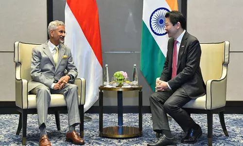 जयशंकर ने सिंगापुर के PM वांग से मुलाकात की, द्विपक्षीय संबंधों को मजबूत करने पर चर्चा की जयशंकर ने सिंगापुर के PM वांग से मुलाकात की, द्विपक्षीय संबंधों को मजबूत करने पर चर्चा की