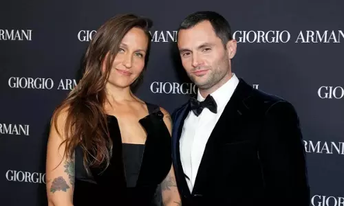 Penn Badgley और उनकी पत्नी डोमिनो किर्के ने जुड़वां बच्चों का स्वागत किया Penn Badgley और उनकी पत्नी डोमिनो किर्के ने जुड़वां बच्चों का स्वागत किया