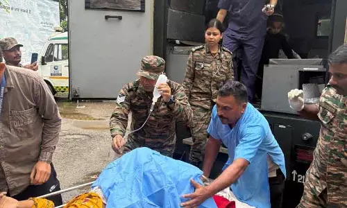 गर्भवती महिला को बचाने के लिए सेना के जवानों ने बारिश और अंधेरे में 18 km पैदल मार्च किया