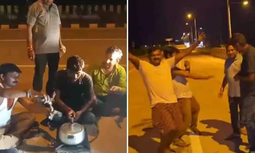 NH-135 पर हाईवे बना हंगामे का अड्डा, मिर्जापुर में खुलेआम पार्टी और डांस NH-135 पर हाईवे बना हंगामे का अड्डा, मिर्जापुर में खुलेआम पार्टी और डांस