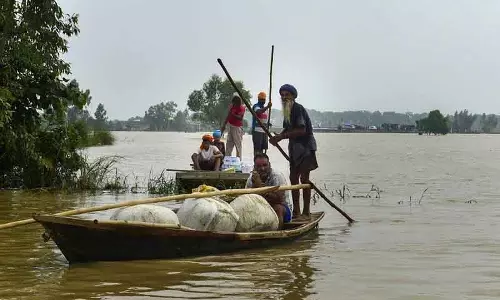 प्रधान सचिव Krishan Kumar को ज़ीरा में पंजाब के किसानों के गुस्से का सामना करना पड़ा प्रधान सचिव Krishan Kumar को ज़ीरा में पंजाब के किसानों के गुस्से का सामना करना पड़ा