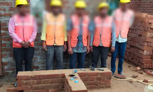 राजमिस्त्री प्रशिक्षण पूरा करने पर प्रतिभागियों को दिया गया प्रमाण पत्र