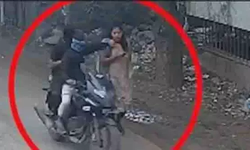 Pune: बाइक सवार ने महिलाओं की 1 ग्राम सोने की चेन छीनी, उरुली कंचन Pune: बाइक सवार ने महिलाओं की 1 ग्राम सोने की चेन छीनी, उरुली कंचन