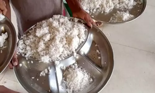 सब्जी नहीं नमक के साथ बच्चों ने मध्यान्ह भोजन खाया, छात्रावास का अधीक्षक सस्पेंड सब्जी नहीं नमक के साथ बच्चों ने मध्यान्ह भोजन खाया, छात्रावास का अधीक्षक सस्पेंड