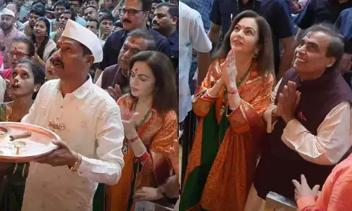 Mukesh-Nita Ambani: लालबागचा राजा 2025 की भव्य आरती में शामिल हुए