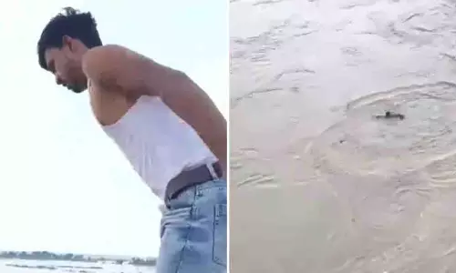Baghpat: यमुना में कूदा 19 वर्षीय युवक, बहने की घटना कैमरे में कैद Baghpat: यमुना में कूदा 19 वर्षीय युवक, बहने की घटना कैमरे में कैद