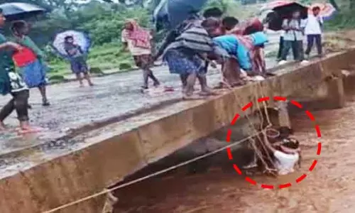 ट्रैक्टर चालक के साहसिक कार्य ने Kalahandi में अचानक आई बाढ़ से तीन लोगों की जान बचाई ट्रैक्टर चालक के साहसिक कार्य ने Kalahandi में अचानक आई बाढ़ से तीन लोगों की जान बचाई