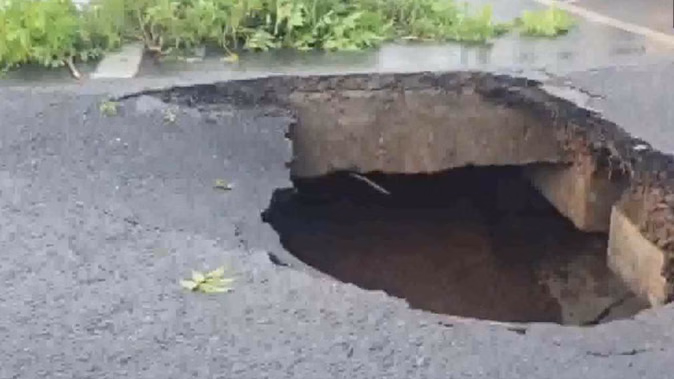 Alipore: फ्लाईओवर धंसने से यात्रियों में हड़कंप Alipore: फ्लाईओवर धंसने से यात्रियों में हड़कंप