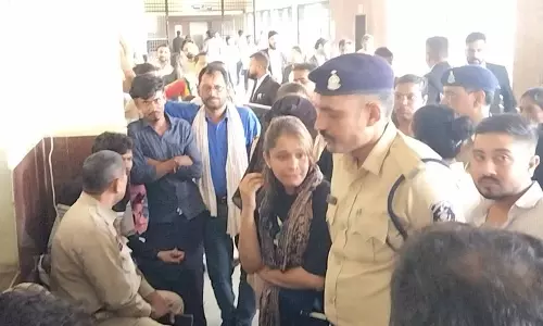 नव्या मलिक-बॉयफ्रेंड अयान और 3 ड्रग्स पैडलर्स रायपुर कोर्ट में पेश नव्या मलिक-बॉयफ्रेंड अयान और 3 ड्रग्स पैडलर्स रायपुर कोर्ट में पेश