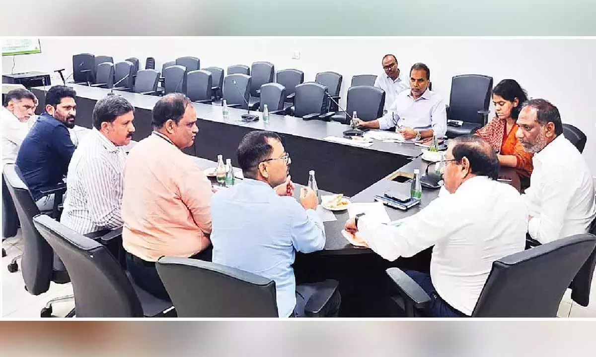 Andhra: मंत्री ने नवीकरणीय ऊर्जा परियोजनाओं की प्रगति की समीक्षा की