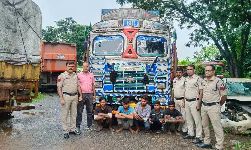 14 चक्का ट्रक चोरी का 24 घंटे के भीतर खुलासा, 5 चोर गिरफ्तार 14 चक्का ट्रक चोरी का 24 घंटे के भीतर खुलासा, 5 चोर गिरफ्तार