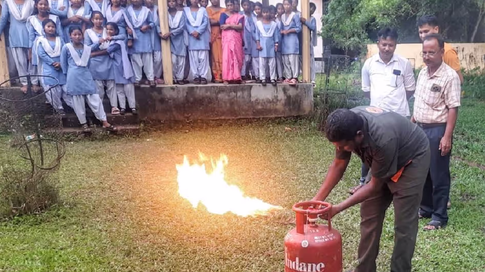 Assam : बोको गर्ल्स हाई स्कूल में एलपीजी पंचायत आउटरीच कार्यक्रम आयोजित Assam : बोको गर्ल्स हाई स्कूल में एलपीजी पंचायत आउटरीच कार्यक्रम आयोजित
