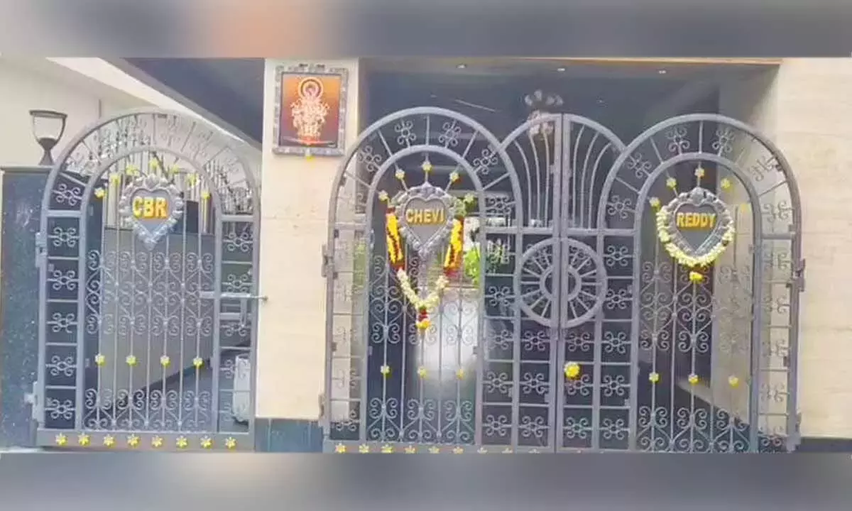 Andhra: शराब घोटाले में YSRCP नेताओं पर SIT की छापेमारी Andhra: शराब घोटाले में YSRCP नेताओं पर SIT की छापेमारी