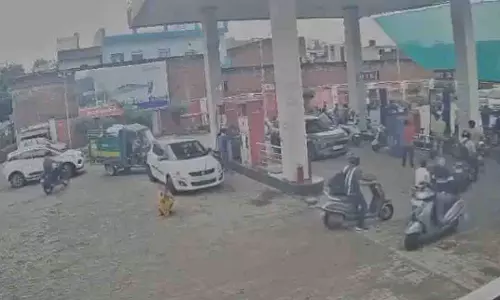 Agra: पेट्रोल पंप पर बेटे का इंतजार कर रही महिला की कार से कुचलकर मौत