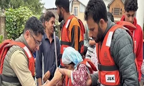 J&K: चुनौतीपूर्ण मौसम के बीच श्रीनगर पुलिस ने निकासी और पुनर्वास प्रयासों का किया नेतृत्व J&K: चुनौतीपूर्ण मौसम के बीच श्रीनगर पुलिस ने निकासी और पुनर्वास प्रयासों का किया नेतृत्व