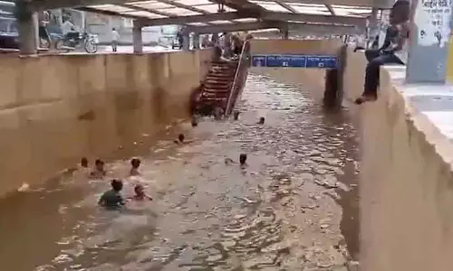Gurugram: बाढ़ के कारण सबवे अंडरपास में भरा पानी, लोगों में रोष Gurugram: बाढ़ के कारण सबवे अंडरपास में भरा पानी, लोगों में रोष