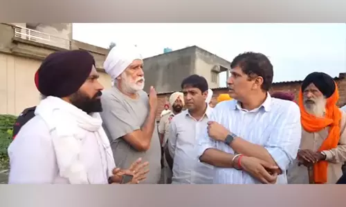 Punjab: आप दिल्ली अध्यक्ष सौरभ भारद्वाज बाढ़ प्रभावित अजनाला में राहत सामग्री लेकर आए